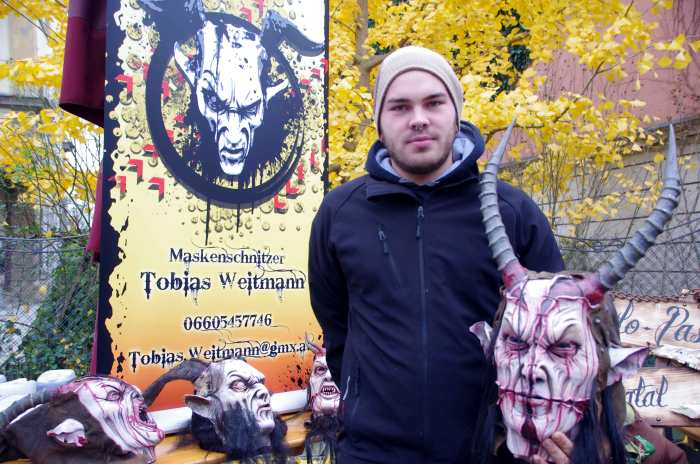 Tobias Weitmann mit seiner eigenen Maske beim Perchtenlauf in Leibnitz.
